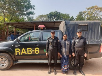 চুয়াডাঙ্গায় অস্ত্রসহ ‘সন্ত্রাসী’ গ্রেপ্তার