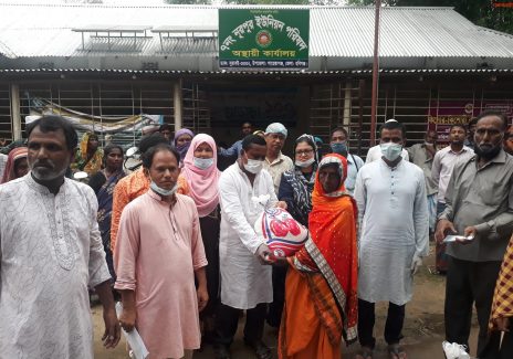 শায়েস্তাগঞ্জের নুরপুরে, উপজেলা চেয়ারম্যান আব্দুর রশিদ তালুকদার ইকবালের ত্রাণ বিতরণ