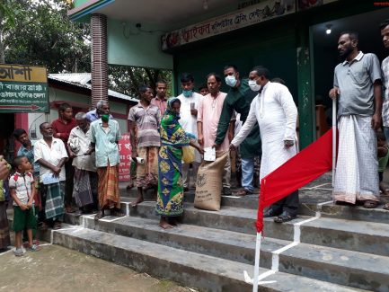 শায়েস্তাগঞ্জের নুরপুরে প্রধানমন্ত্রী শেখ হাসিনার খাদ্য বান্ধব কর্মসূচীর অংশ হিসাবে ৬৪৫ জনের মধ্যে উপজেলা চেয়ারম্যানের ত্রান বিতরন