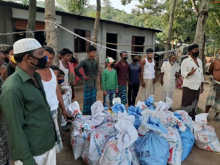 স্বপ্নসিঁড়ি ফাউন্ডেশনের উদ্যোগে দেবিদ্বারে বেদে সম্প্রদায়ের মধ্যে খাদ্যসামগ্রী বিতরণ