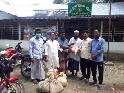 শায়েস্তাগঞ্জে প্রধানমন্ত্রীর ত্রান সহায়তায় নুরপুর ইউনিয়নের এতিমখানায় চাল, চিনি, সেমাই বিতরন