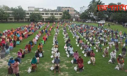 দিনাজপুরের নবাবগঞ্জ উপজেলার ভাদুরিয়া স্কুল এন্ড‍্য কলেজ মাঠে ১৮০০শত পরিবারের মাঝে ত্রান বিতরণ করলেন, এম পি শিবলী সাদিক