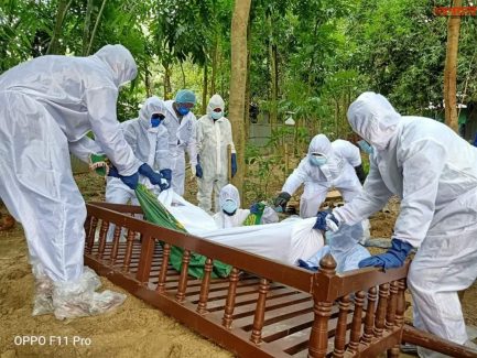 নড়াইলের জেলা প্রশাসন কৃষকের ধান কেটে দিলেন নিজে দাড়িয়ে থেকে