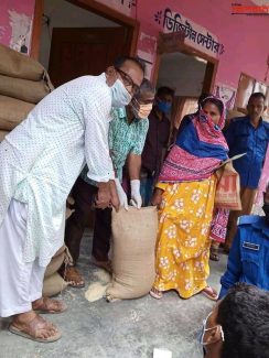 দিনাজপুরের হাকিমপুর উপজেলার খট্টা মাধব পাড়া ইউনিয়নে ৬১৫টি কার্ড ধারী হত দরিদ্র পরিবারের মাঝে ৩০ কেজি করে চাল বিতরণ