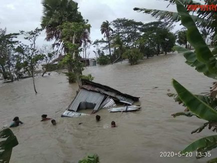 নোয়াখালী হাতিয়ায় ঘূর্ণিঝড় আম্ফানের প্রভাবে বেড়িবাঁধ ভেঙে ৫ শতাধিক বাড়িঘর প্লাবিত