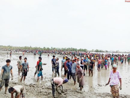 খুলনার কয়রায় সংসদ বাবুর অনুরোধে গোবরা ঘাটাখালী-হরিণখোলা ভাঙ্গনে স্বেচ্ছাশ্রমের মাধ্যমে রিং বাঁধ সম্পন্ন