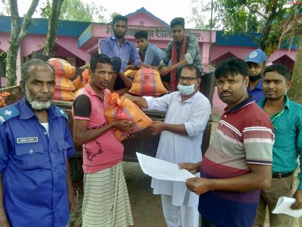 দিনাজপুরের হাকিমপুর উপজেলার খট্টামাধব পাড়া ইউনিয়নে অসহায় দুস্ত ২৮০ টি পরিবারের মাঝ ত্রাণ বিতরণঃ