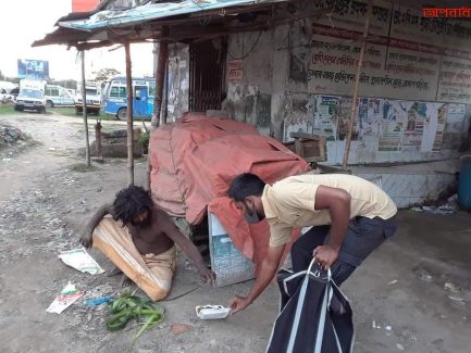 শায়েস্তাগঞ্জে ছিন্নমূল মানসিক ভারসাম্যহীনদের পাশে দাড়িয়েছে এক যুবক