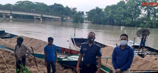 সুনামগঞ্জে সাবেক ইউপি সদস্যকে জরিমানার, বালু বোঝাই নৌকা আটক