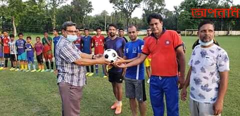 কোটচাঁদপুরে তরুণ প্রজন্ম উজ্জীবিত রাখতে ফুটবল বিতরণ করলেন সহিদুজ্জামান সেলিম