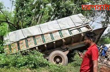 রাজবাড়ীতে মাইক্রোবাস ও ট্রাক মুখোমুখি সংঘর্ষে নিহত ৪ আহত ৩।।