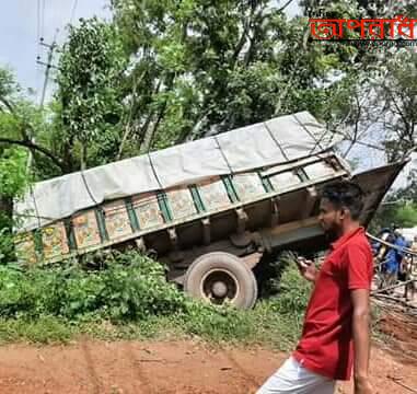 রাজবাড়ীতে মাইক্রোবাস ও ট্রাক মুখোমুখি সংঘর্ষে নিহত ৪ আহত ৩।।