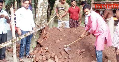 শিবগঞ্জে ৩ হাজার লোকের অযোগ্য হয়ে যাওয়া রাস্তাকে চলাচলের যোগ্য করলেন তরুন সমাজ সেবক রাকিব আকন্দ