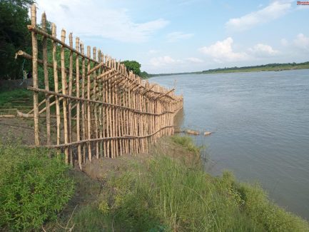 নারুয়া গড়াই নদীর ভাঙ্গন রোধে ব্যাম্ব ব্যান্ডেলিংয়ের কাজ শুরু।।