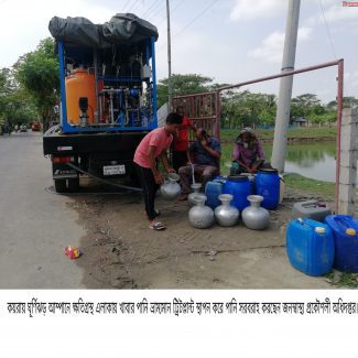 খুলনার কয়রায় ঘূর্ণিঝড় আম্পানে ক্ষতিগ্রস্থদের খাবার পানি সরবরাহ করছেন জনস্বাস্থ্য প্রকৌশলী দপ্তর