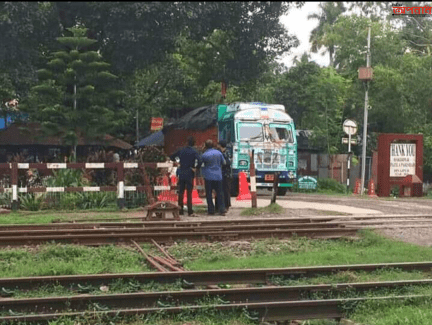 করোনার কারণে হিলি স্থল শুল্ক ষ্টেশন আমদানি-রপ্তানি কার্যক্রম বন্ধ, চলতি অর্থ বছরের কাঙ্ক্ষিত রাজস্ব আদায়ে বঞ্চিত