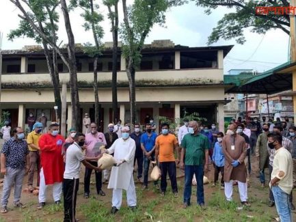 হবিগঞ্জ পৌরসভায় কর্মহীন মানুষের মাঝে খাদ্য সামগ্রী বিতরণ