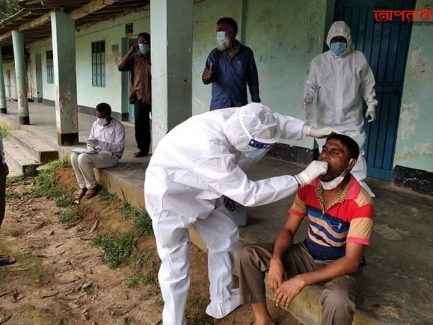 ঘোড়াঘাটে করোনার নমুনা সংগ্রহ করা হচ্ছে মাটিতে বসিয়ে, ভালো পরিবেশ চায় আম-জনতা