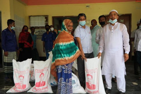 দেবিদ্বারে ১৫শ’ দুস্থ পরিবারের মাঝে ইউপি চেয়ারম্যান খোরশেদ আলমের খাদ্যসামগ্রী  বিতরণ