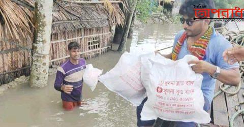 পাইকগাছার কপিলমুনিতে খুলনা ফুড ব্যাংক এবং খুলনা ব্লাড ব্যাংকের পক্ষ থেকে খাবার বিতরণ।