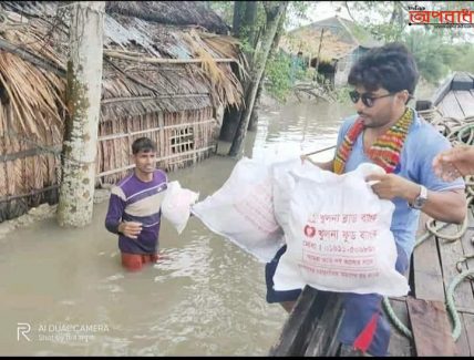 পাইকগাছার কপিলমুনিতে খুলনা ফুড ব্যাংক এবং খুলনা ব্লাড ব্যাংকের পক্ষ থেকে খাবার বিতরণ।