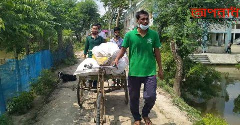 দাকোপে নলিয়ানে অসহায় সুবিধাবঞ্চিত পরিবারের মাঝে শিশুদের জন্য আমরা সংগঠনের খাবার বিতরণ।