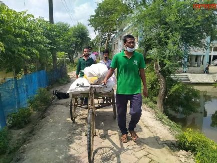 দাকোপে নলিয়ানে অসহায় সুবিধাবঞ্চিত পরিবারের মাঝে শিশুদের জন্য আমরা সংগঠনের খাবার বিতরণ।