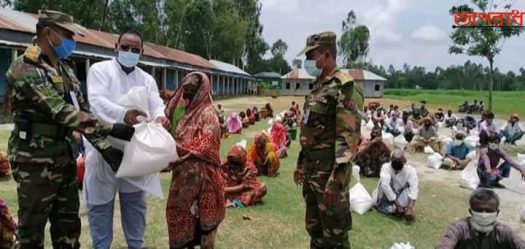 কুড়িগ্রামের চিলমারীতে নদী ভাঙ্গন কবলিতদের মাঝে সেনাবাহিনীর ত্রাণ বিতরণ। মাহে আলম (কুড়িগ্রাম) প্রতিনিধি।