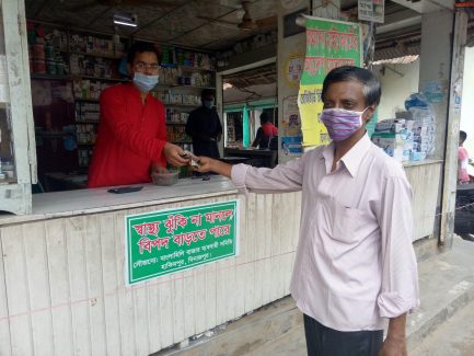 হিলিতে করোনাকালিন সময়ে ৬ শতাংশ মূল্য ছাড়ে ওষুধ বিক্রি