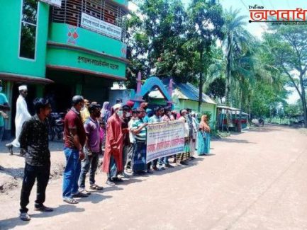 ঝিনাইদহের মহেশপুরে মাওলানা মোস্তফা কামাল এর বিরুদ্ধে ষড়যন্ত্রের প্রতিবাদে মানব বন্ধন