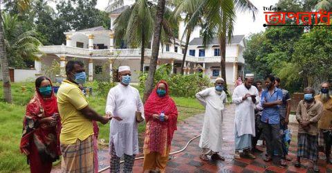 সেনবাগে  ১৩০ পরিবারে ঈদ উপহার দিলেন আমেরিকা প্রবাসি হৃদয়