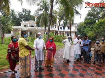 সেনবাগে  ১৩০ পরিবারে ঈদ উপহার দিলেন আমেরিকা প্রবাসি হৃদয়