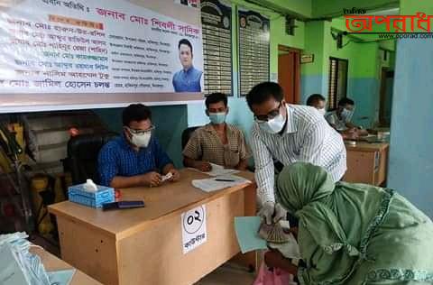 হিলিতে বয়স্ক বিধবা ও প্রতিবন্ধীদের মাঝে ভাতার টাকা বিতরণ করেন পৌর মেয়র চলন্ত।