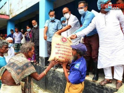 আজমিরীগঞ্জ ০৫ নং শিবপাশা ইউনিয়নে বন্যার্তদের মাঝে প্রধানমন্ত্রীর উপহার বিতরন