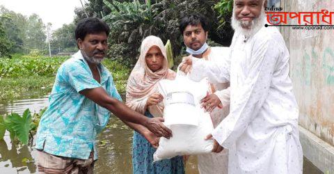 করটিয়ায় বন্যার্তদের মাঝে খাদ্যসামগ্রী বিতরণ।