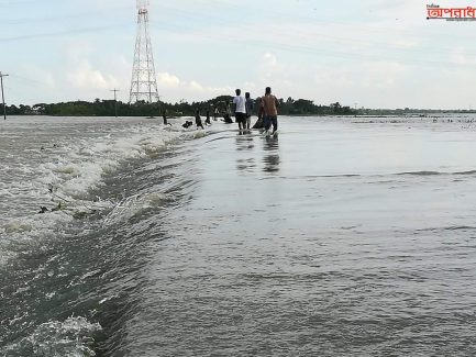 আজমিরীগঞ্জে বানের পানিতে তলিয়ে গেছে রাস্তা ঘাটঃ জনসাধারনের দুর্ভোগঃ