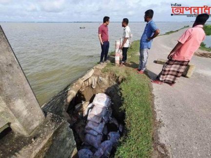 আজমিরীগঞ্জ শিবপাশা সড়কে ভাঙ্গন রোধের কার্যক্রম