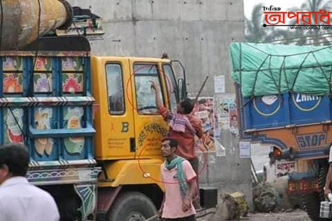 নারায়ণগঞ্জের রূপগঞ্জে চলছে লাঠিয়াল বাহিনীর চাঁদাবাজি।