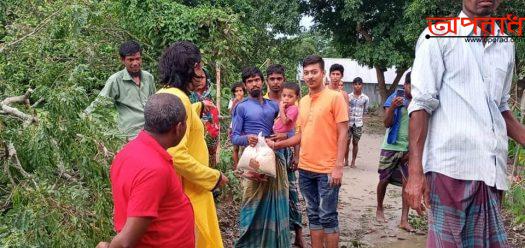 তাড়াইলের পানিবন্দি নগরকুল গ্রামের দুঃস্থদের মাঝে ত্রাণ বিতরণ