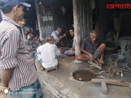 তাড়াইলের কামার শিল্পীরা ব্যস্ত সময় পার করছেন