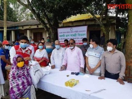 ডিমলায় “রেড ক্রিসেন্ট সোসাইটি”র বন্যার্ত ৫০০ পরিবারের মাঝে জরুরী ত্রাণ বিতরণ