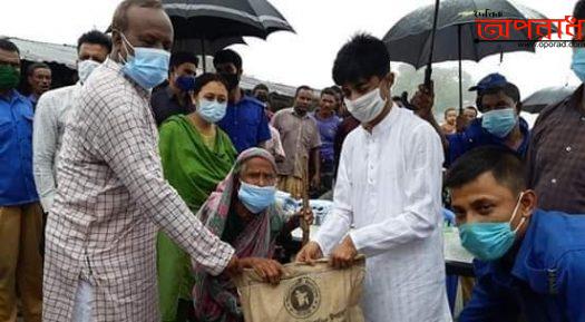 ঈদ উপলক্ষে তিস্তা নদীর ভাঙ্গণ এলাকায় “মাননীয় প্রধানমন্ত্রী শেখ হাসিনার উপহার” খাদ্য সামগ্রী বিতরণ করলেন জেলা প্রশাসক।