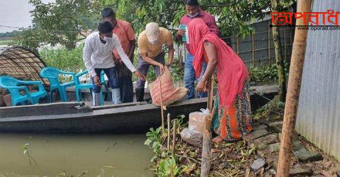 আজমিরীগঞ্জে বন্যার্তদের শুকনো খাবার ও গবাদি পশুর খাদ্য বিতরণ