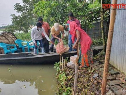 আজমিরীগঞ্জে বন্যার্তদের শুকনো খাবার ও গবাদি পশুর খাদ্য বিতরণ