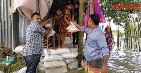 বন্যায় ক্ষতিগ্রস্তদের মধ্যে শুকনো খাবার বিতরণ করেন দুই ব্যবসায়ী দিলোয়ার তালুকদার ও গোলাম হোসেন তালুকদার