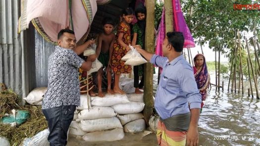 বন্যায় ক্ষতিগ্রস্তদের মধ্যে শুকনো খাবার বিতরণ করেন দুই ব্যবসায়ী দিলোয়ার তালুকদার ও গোলাম হোসেন তালুকদার