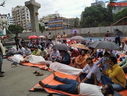 প্রখর রোদে কাফনের কাপড় পড়ে অনশন করছেন শিক্ষানবিশ আইনজীবীরা।