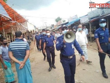 মদুনাঘাট পশুরহাট পরিদর্শন করলেন জাব্বারুল ইসলাম জনসচেতনতায় লিফলেট ও মাস্ক বিতরন