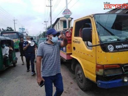 চট্রগ্রামের হাটহাজারী উপজেলার চৌধুরীহাট গরুর বাজারের যানজট সামাল দিতে এবার রাস্তায় ইউ,এন ও