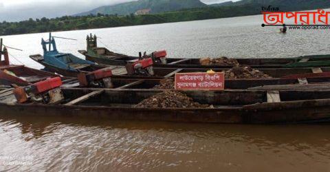 তাহিরপুর সীমান্তে বিজিবি-র অভিযানে নৌকা সহ আটক ভারতীয় গাঁজা,কয়লা ও পাথর।